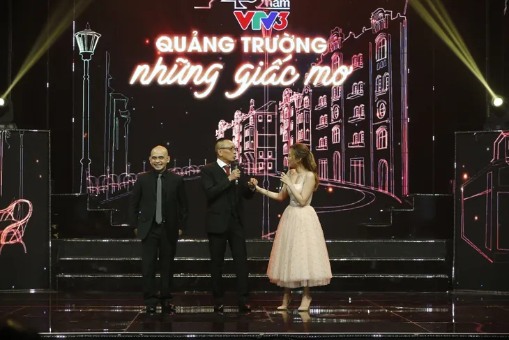 Mỹ Tâm - Nhà báo Lại Văn Sâm lần đầu tiên song ca - Ảnh 3. Mỹ Tâm - Nhà báo Lại Văn Sâm lần đầu tiên song ca - Ảnh 3.