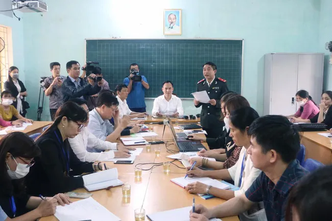 Chủ tịch UBND TP Hà Nội yêu cầu làm rõ vụ nam sinh đâm chết bạn và vụ cô giáo Nguyễn Thị Tuất - Ảnh 2. Chủ tịch UBND TP Hà Nội yêu cầu làm rõ vụ nam sinh đâm chết bạn và vụ cô giáo Nguyễn Thị Tuất - Ảnh 2.