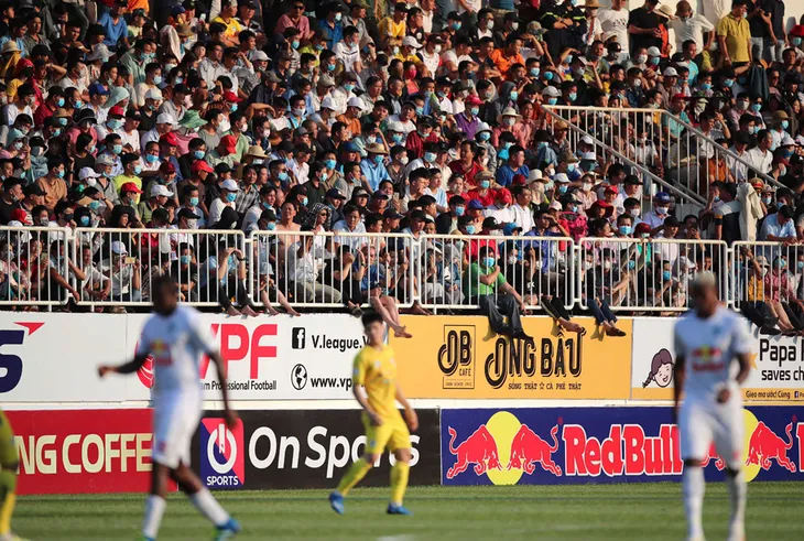 Đông Á Thanh Hóa lên phương án chống vỡ sân ở trận gặp HAGL tại vòng 11 V.League 2021 - Ảnh 1. Đông Á Thanh Hóa lên phương án chống vỡ sân ở trận gặp HAGL tại vòng 11 V.League 2021 - Ảnh 1.