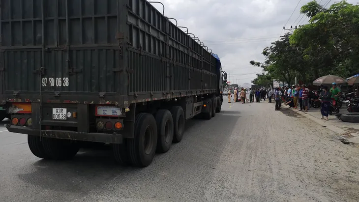 Xe đầu kéo cán người tử vong, tài xế chạy 1 km mới biết gây tai nạn - Ảnh 1. Xe đầu kéo cán người tử vong, tài xế chạy 1 km mới biết gây tai nạn - Ảnh 1.