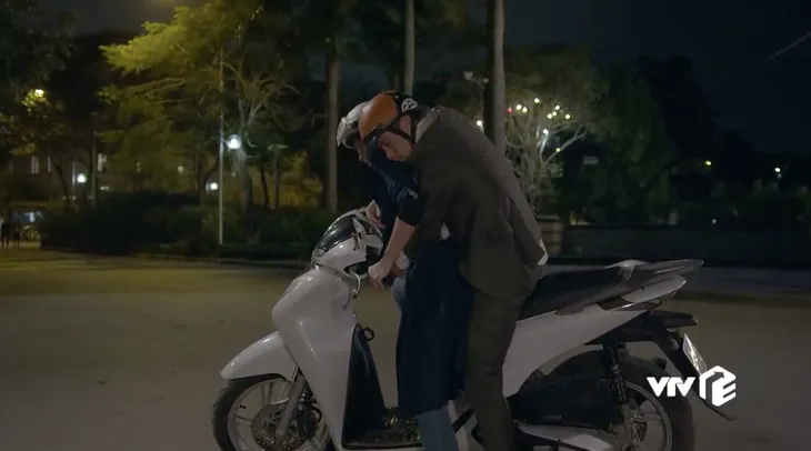 Hướng dương ngược nắng: Bị quặp chặt dưới nền nhà, Minh thoát sao được nụ hôn của Hoàng - Ảnh 1. Hướng dương ngược nắng: Bị quặp chặt dưới nền nhà, Minh thoát sao được nụ hôn của Hoàng - Ảnh 1.