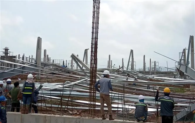 Hơn 15.000 m2 nhà xưởng đang thi công bỗng dưng đổ sập - Ảnh 2. Hơn 15.000 m2 nhà xưởng đang thi công bỗng dưng đổ sập - Ảnh 2.