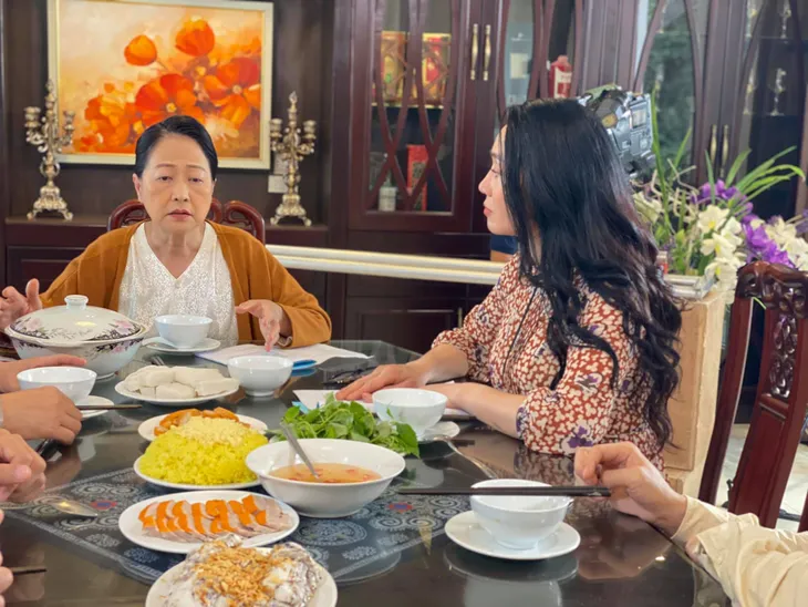 Hương vị tình thân: Quách Thu Phương đau đầu vì có 2 con trai là nam thần - Ảnh 3. Hương vị tình thân: Quách Thu Phương đau đầu vì có 2 con trai là nam thần - Ảnh 3.