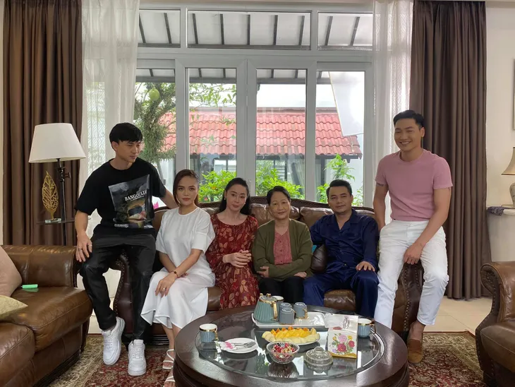 Hương vị tình thân: Quách Thu Phương đau đầu vì có 2 con trai là nam thần - Ảnh 8. Hương vị tình thân: Quách Thu Phương đau đầu vì có 2 con trai là nam thần - Ảnh 8.
