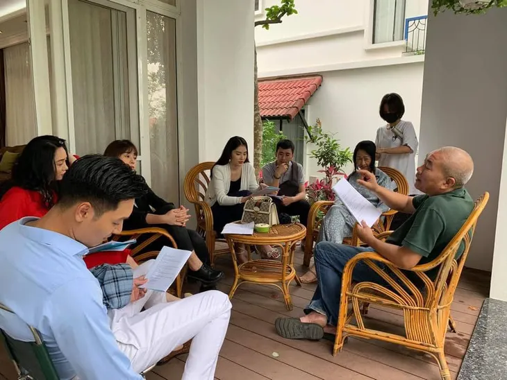 Hương vị tình thân: Quách Thu Phương đau đầu vì có 2 con trai là nam thần - Ảnh 9. Hương vị tình thân: Quách Thu Phương đau đầu vì có 2 con trai là nam thần - Ảnh 9.