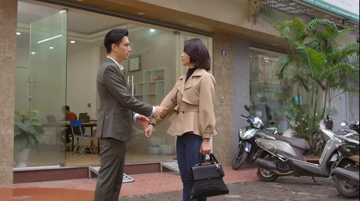 Hướng dương ngược nắng - Tập 57: Minh nhận cổ phần của Hoàng ở Cao Dược, bí mật trong chiếc hộp... rất lãng xẹt - Ảnh 1. Hướng dương ngược nắng - Tập 57: Minh nhận cổ phần của Hoàng ở Cao Dược, bí mật trong chiếc hộp... rất lãng xẹt - Ảnh 1.