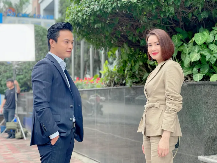 Hướng dương ngược nắng: Ngắm loạt set đồ mới đủ phong cách của Châu (Hồng Diễm) trong phần 2 - Ảnh 34. Hướng dương ngược nắng: Ngắm loạt set đồ mới đủ phong cách của Châu (Hồng Diễm) trong phần 2 - Ảnh 34.