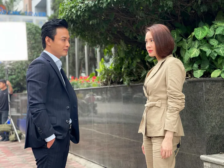 Hướng dương ngược nắng: Ngắm loạt set đồ mới đủ phong cách của Châu (Hồng Diễm) trong phần 2 - Ảnh 33. Hướng dương ngược nắng: Ngắm loạt set đồ mới đủ phong cách của Châu (Hồng Diễm) trong phần 2 - Ảnh 33.