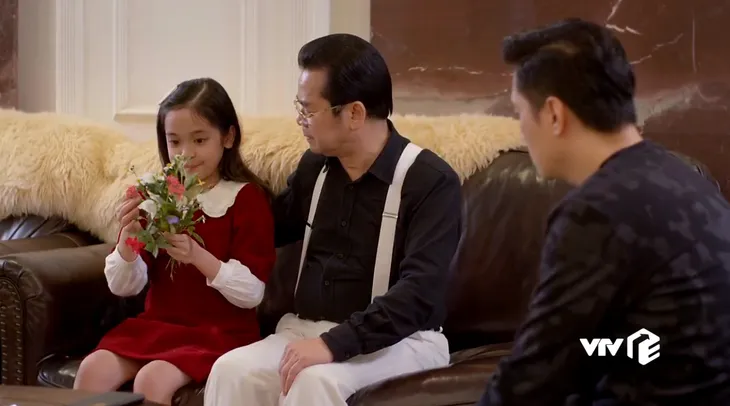Hướng dương ngược nắng - Tập 57: Minh nhận cổ phần của Hoàng ở Cao Dược, bí mật trong chiếc hộp... rất lãng xẹt - Ảnh 2. Hướng dương ngược nắng - Tập 57: Minh nhận cổ phần của Hoàng ở Cao Dược, bí mật trong chiếc hộp... rất lãng xẹt - Ảnh 2.