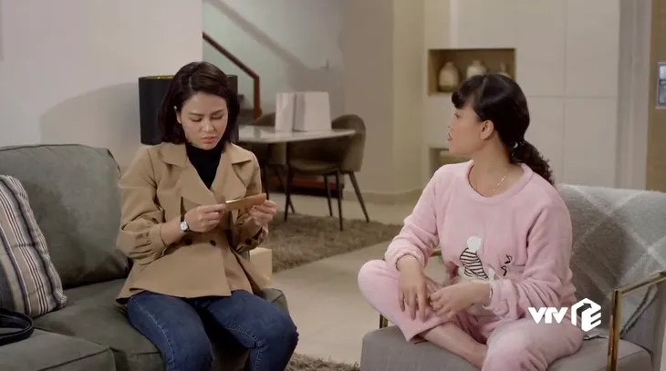 Hướng dương ngược nắng - Tập 57: Minh nhận cổ phần của Hoàng ở Cao Dược, bí mật trong chiếc hộp... rất lãng xẹt - Ảnh 3. Hướng dương ngược nắng - Tập 57: Minh nhận cổ phần của Hoàng ở Cao Dược, bí mật trong chiếc hộp... rất lãng xẹt - Ảnh 3.