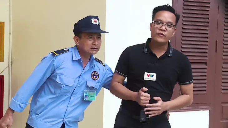 Đằng sau hình ảnh phóng viên VTV bị lôi đi khi đang dẫn hiện trường - Ảnh 1. Đằng sau hình ảnh phóng viên VTV bị lôi đi khi đang dẫn hiện trường - Ảnh 1.