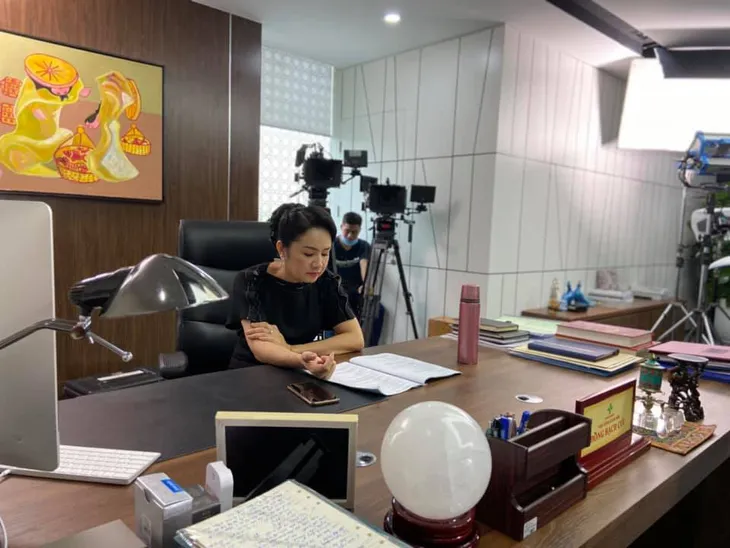 Hướng dương ngược nắng: NSND Thu Hà hết vai, lộ ảnh bà Cúc tình cảm bên ông Vụ - Ảnh 2. Hướng dương ngược nắng: NSND Thu Hà hết vai, lộ ảnh bà Cúc tình cảm bên ông Vụ - Ảnh 2.