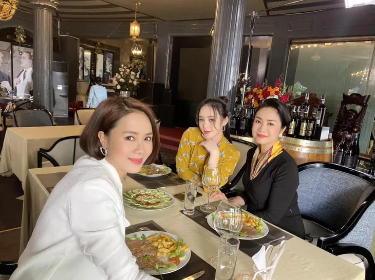 Hướng dương ngược nắng: NSND Thu Hà hết vai, lộ ảnh bà Cúc tình cảm bên ông Vụ - Ảnh 3. Hướng dương ngược nắng: NSND Thu Hà hết vai, lộ ảnh bà Cúc tình cảm bên ông Vụ - Ảnh 3.