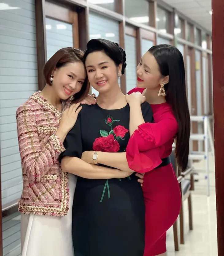 Hướng dương ngược nắng: NSND Thu Hà hết vai, lộ ảnh bà Cúc tình cảm bên ông Vụ - Ảnh 4. Hướng dương ngược nắng: NSND Thu Hà hết vai, lộ ảnh bà Cúc tình cảm bên ông Vụ - Ảnh 4.