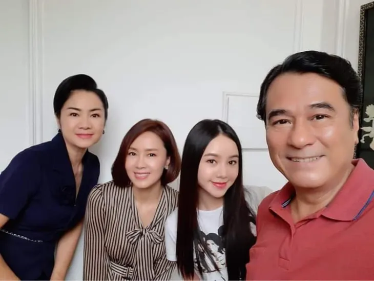 Hướng dương ngược nắng: NSND Thu Hà hết vai, lộ ảnh bà Cúc tình cảm bên ông Vụ - Ảnh 5. Hướng dương ngược nắng: NSND Thu Hà hết vai, lộ ảnh bà Cúc tình cảm bên ông Vụ - Ảnh 5.