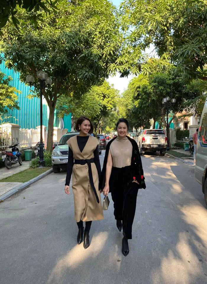 Hướng dương ngược nắng: NSND Thu Hà hết vai, lộ ảnh bà Cúc tình cảm bên ông Vụ - Ảnh 8. Hướng dương ngược nắng: NSND Thu Hà hết vai, lộ ảnh bà Cúc tình cảm bên ông Vụ - Ảnh 8.