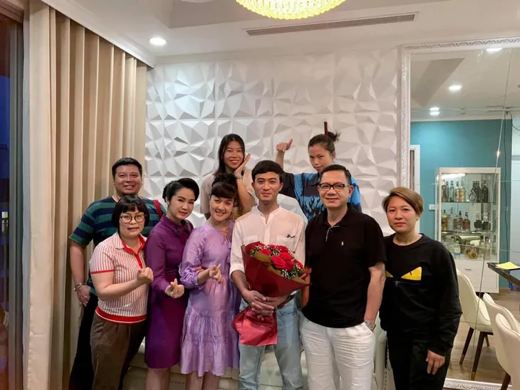 Hướng dương ngược nắng: NSND Thu Hà hết vai, lộ ảnh bà Cúc tình cảm bên ông Vụ - Ảnh 9. Hướng dương ngược nắng: NSND Thu Hà hết vai, lộ ảnh bà Cúc tình cảm bên ông Vụ - Ảnh 9.