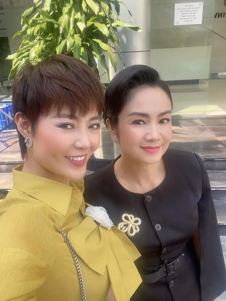 Hướng dương ngược nắng: NSND Thu Hà hết vai, lộ ảnh bà Cúc tình cảm bên ông Vụ - Ảnh 10. Hướng dương ngược nắng: NSND Thu Hà hết vai, lộ ảnh bà Cúc tình cảm bên ông Vụ - Ảnh 10.
