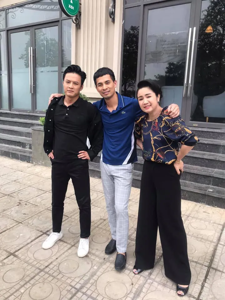 Hướng dương ngược nắng: NSND Thu Hà hết vai, lộ ảnh bà Cúc tình cảm bên ông Vụ - Ảnh 11. Hướng dương ngược nắng: NSND Thu Hà hết vai, lộ ảnh bà Cúc tình cảm bên ông Vụ - Ảnh 11.
