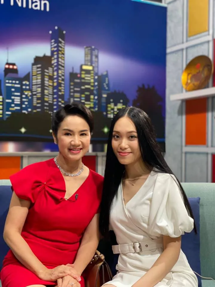 Hướng dương ngược nắng: NSND Thu Hà hết vai, lộ ảnh bà Cúc tình cảm bên ông Vụ - Ảnh 12. Hướng dương ngược nắng: NSND Thu Hà hết vai, lộ ảnh bà Cúc tình cảm bên ông Vụ - Ảnh 12.