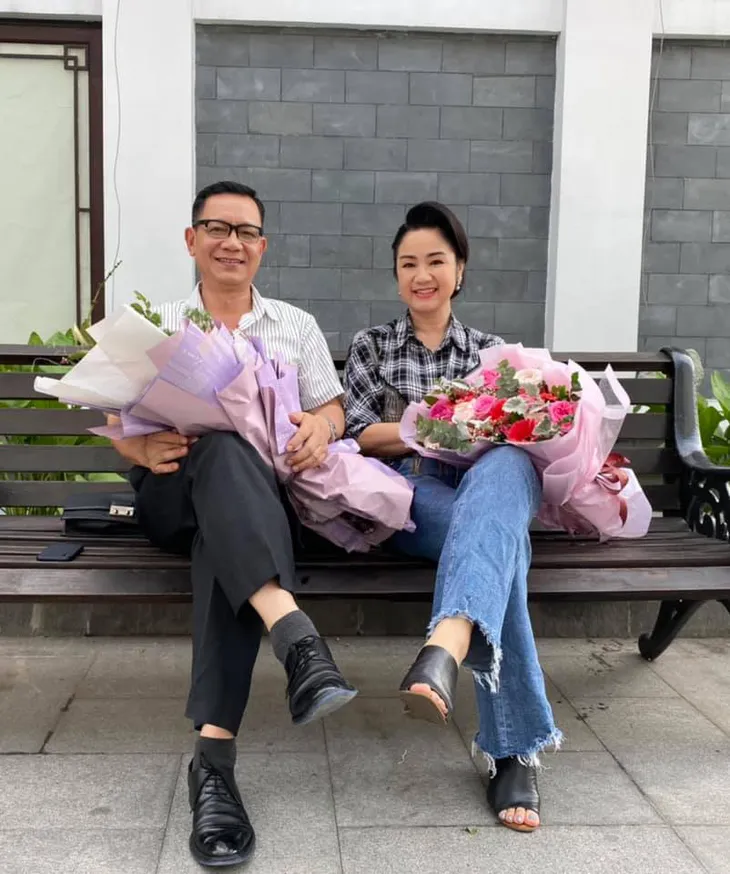 Hướng dương ngược nắng: NSND Thu Hà hết vai, lộ ảnh bà Cúc tình cảm bên ông Vụ - Ảnh 15. Hướng dương ngược nắng: NSND Thu Hà hết vai, lộ ảnh bà Cúc tình cảm bên ông Vụ - Ảnh 15.