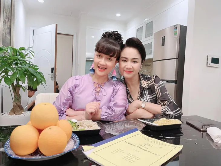 Hướng dương ngược nắng: NSND Thu Hà hết vai, lộ ảnh bà Cúc tình cảm bên ông Vụ - Ảnh 16. Hướng dương ngược nắng: NSND Thu Hà hết vai, lộ ảnh bà Cúc tình cảm bên ông Vụ - Ảnh 16.