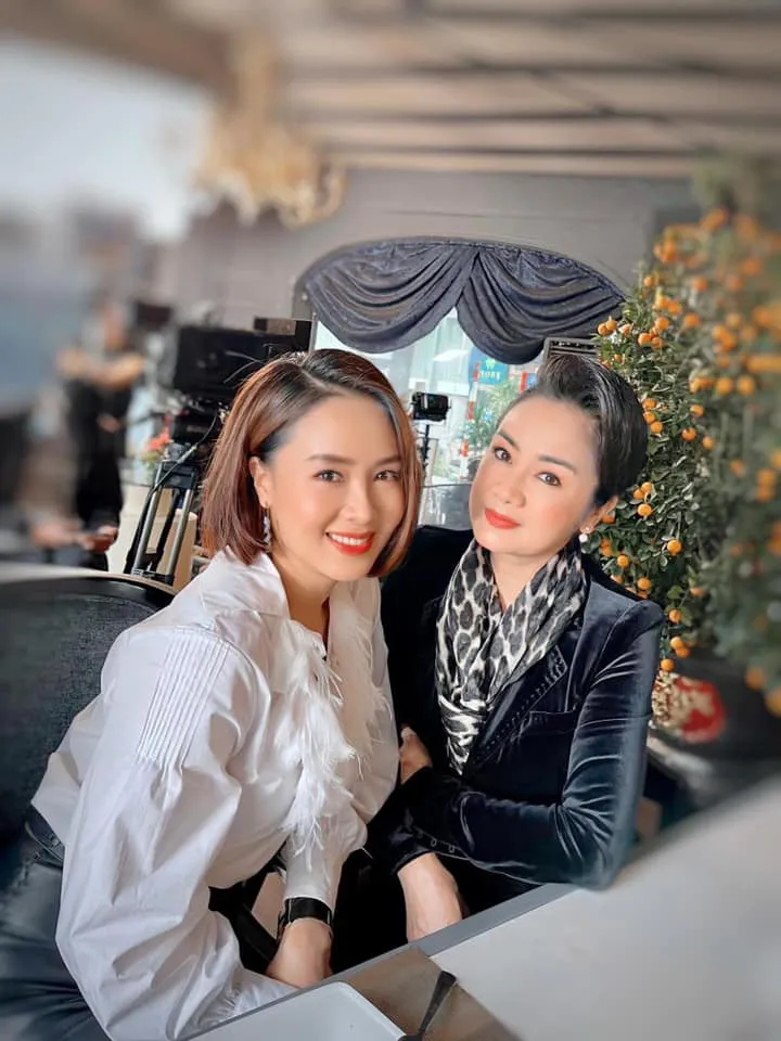 Hướng dương ngược nắng: NSND Thu Hà hết vai, lộ ảnh bà Cúc tình cảm bên ông Vụ - Ảnh 17. Hướng dương ngược nắng: NSND Thu Hà hết vai, lộ ảnh bà Cúc tình cảm bên ông Vụ - Ảnh 17.