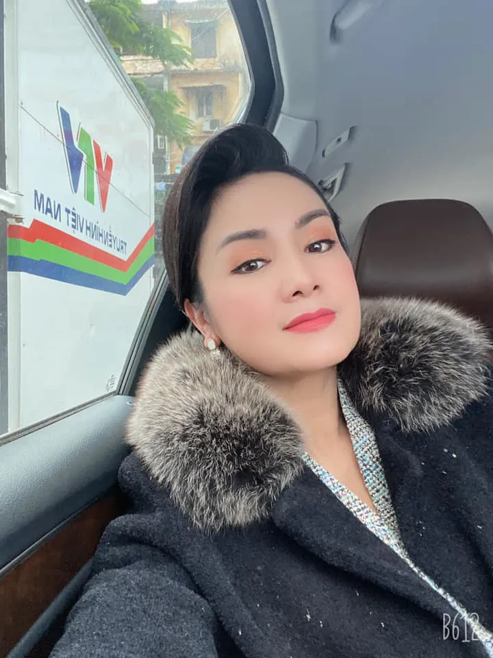 Hướng dương ngược nắng: NSND Thu Hà hết vai, lộ ảnh bà Cúc tình cảm bên ông Vụ - Ảnh 21. Hướng dương ngược nắng: NSND Thu Hà hết vai, lộ ảnh bà Cúc tình cảm bên ông Vụ - Ảnh 21.