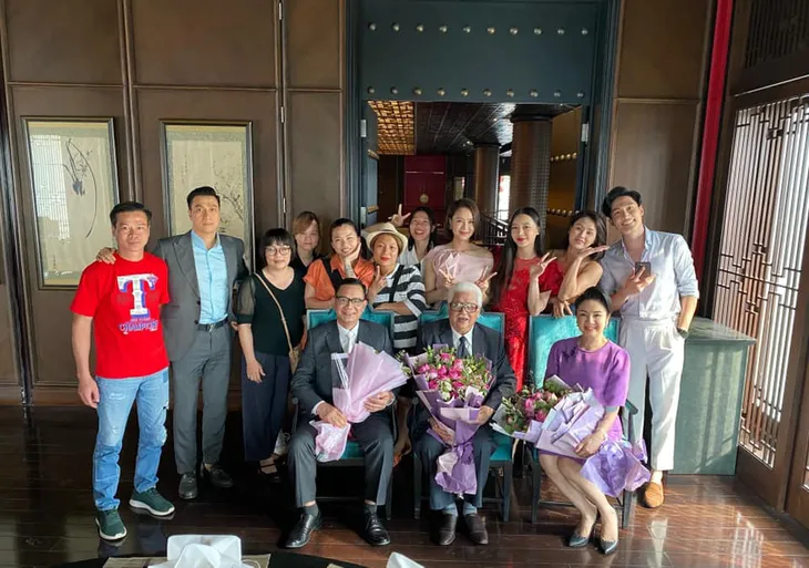 Hướng dương ngược nắng: NSND Thu Hà hết vai, lộ ảnh bà Cúc tình cảm bên ông Vụ - Ảnh 22. Hướng dương ngược nắng: NSND Thu Hà hết vai, lộ ảnh bà Cúc tình cảm bên ông Vụ - Ảnh 22.
