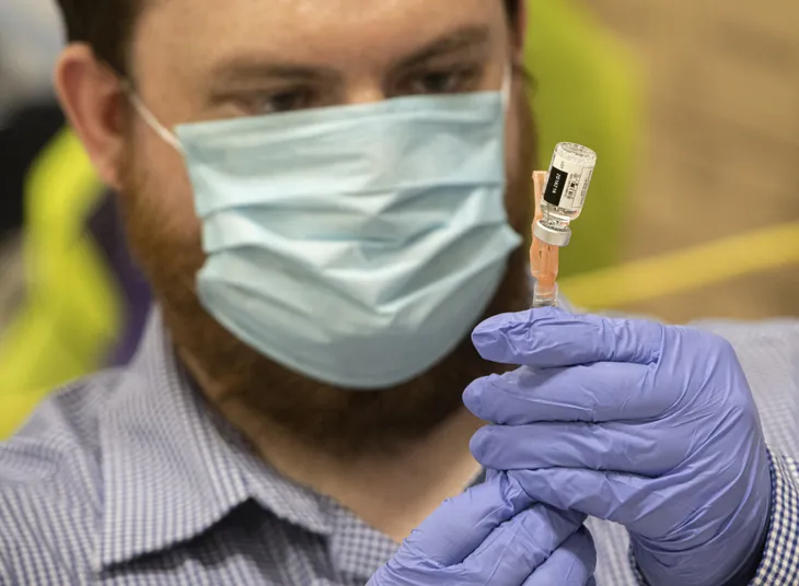 Vaccine COVID-19, công lý cho người đàn ông da màu George Floyd: Câu chuyện nóng quốc tế tuần qua - Ảnh 2. Vaccine COVID-19, công lý cho người đàn ông da màu George Floyd: Câu chuyện nóng quốc tế tuần qua - Ảnh 2.