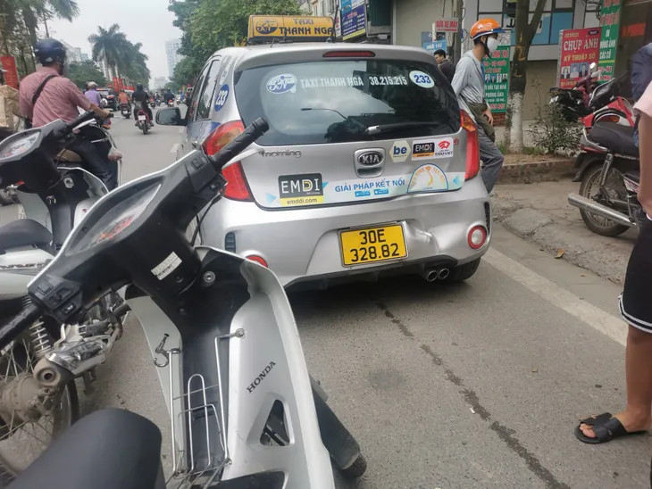 Hà Nội: Xe bán tải mất lái đâm liên hoàn 3 ô tô, 2 xe máy - Ảnh 2. Hà Nội: Xe bán tải mất lái đâm liên hoàn 3 ô tô, 2 xe máy - Ảnh 2.