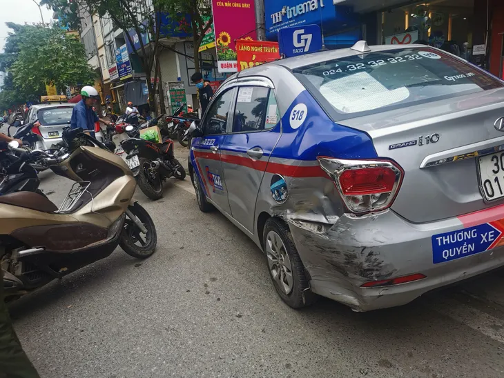 Hà Nội: Xe bán tải mất lái đâm liên hoàn 3 ô tô, 2 xe máy - Ảnh 3. Hà Nội: Xe bán tải mất lái đâm liên hoàn 3 ô tô, 2 xe máy - Ảnh 3.