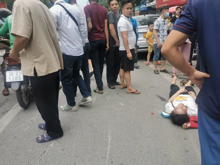 Hà Nội: Xe bán tải mất lái đâm liên hoàn 3 ô tô, 2 xe máy - Ảnh 6. Hà Nội: Xe bán tải mất lái đâm liên hoàn 3 ô tô, 2 xe máy - Ảnh 6.