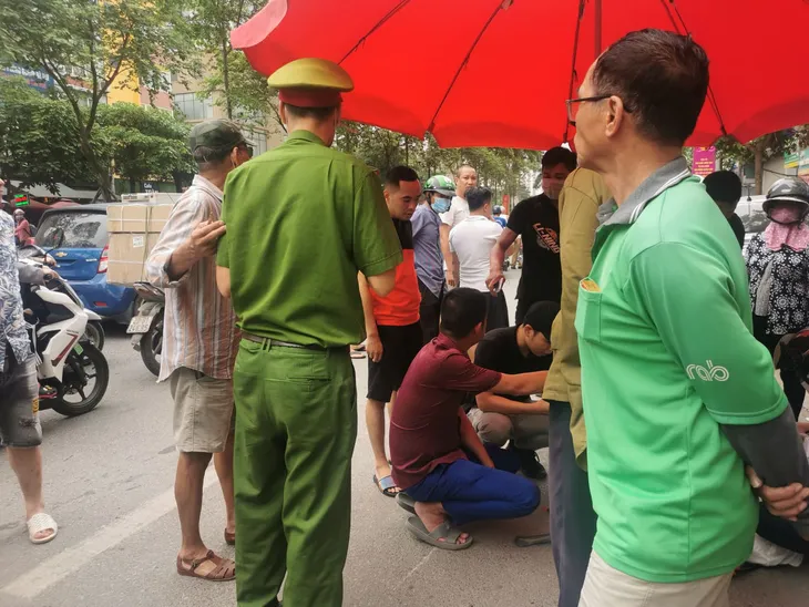 Hà Nội: Xe bán tải mất lái đâm liên hoàn 3 ô tô, 2 xe máy - Ảnh 8. Hà Nội: Xe bán tải mất lái đâm liên hoàn 3 ô tô, 2 xe máy - Ảnh 8.