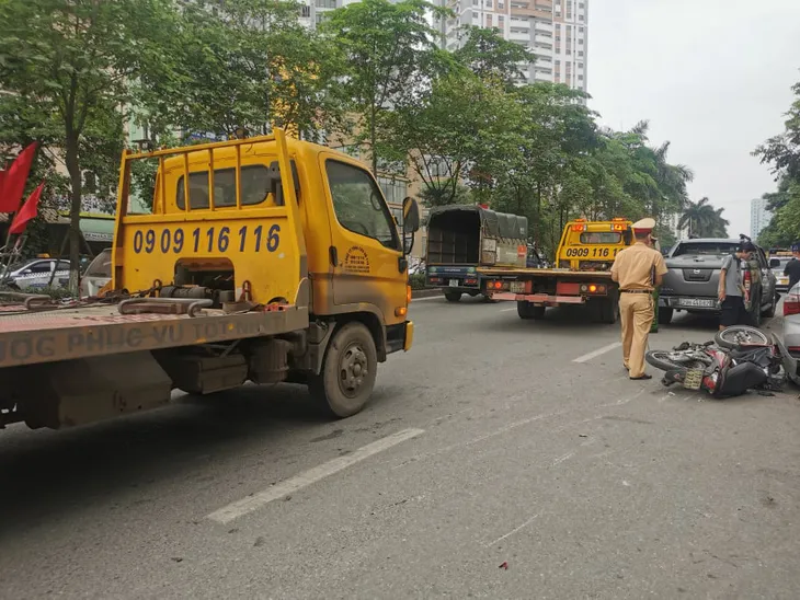 Hà Nội: Xe bán tải mất lái đâm liên hoàn 3 ô tô, 2 xe máy - Ảnh 12. Hà Nội: Xe bán tải mất lái đâm liên hoàn 3 ô tô, 2 xe máy - Ảnh 12.
