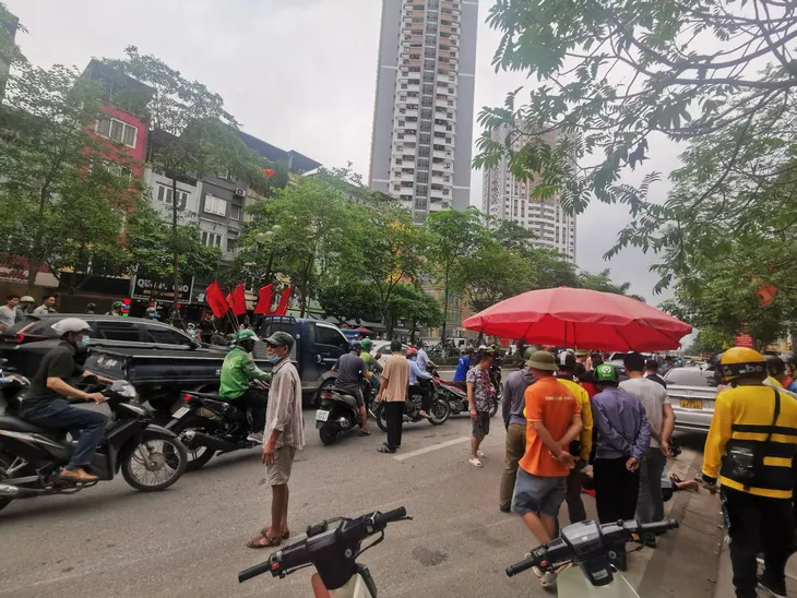 Hà Nội: Xe bán tải mất lái đâm liên hoàn 3 ô tô, 2 xe máy - Ảnh 7. Hà Nội: Xe bán tải mất lái đâm liên hoàn 3 ô tô, 2 xe máy - Ảnh 7.