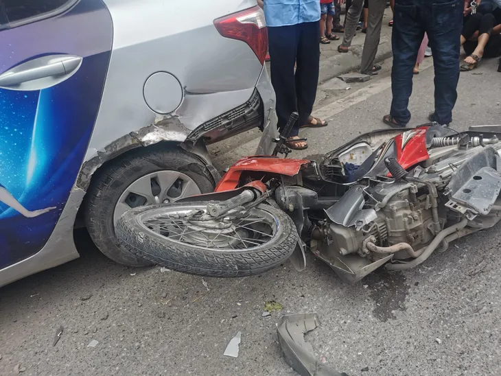 Hà Nội: Xe bán tải mất lái đâm liên hoàn 3 ô tô, 2 xe máy - Ảnh 4. Hà Nội: Xe bán tải mất lái đâm liên hoàn 3 ô tô, 2 xe máy - Ảnh 4.