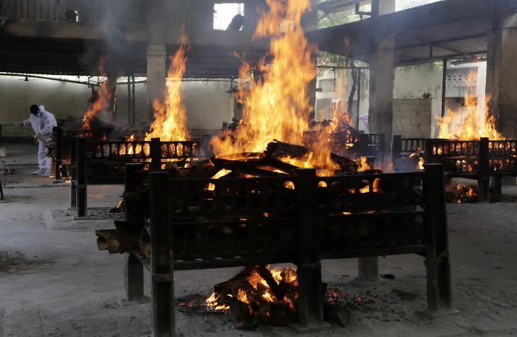Bệnh nhân tử vong la liệt, lò hỏa táng đỏ lửa suốt ngày đêm tại Ấn Độ - Ảnh 7. Bệnh nhân tử vong la liệt, lò hỏa táng đỏ lửa suốt ngày đêm tại Ấn Độ - Ảnh 7.