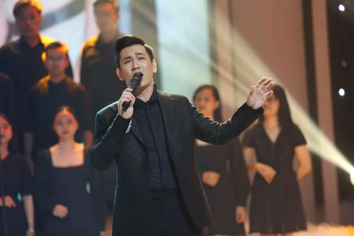 Quốc Thiên chơi lớn khi “tặng” dàn hợp xướng 30 người cho Đỗ An - Ảnh 2. Quốc Thiên chơi lớn khi “tặng” dàn hợp xướng 30 người cho Đỗ An - Ảnh 2.
