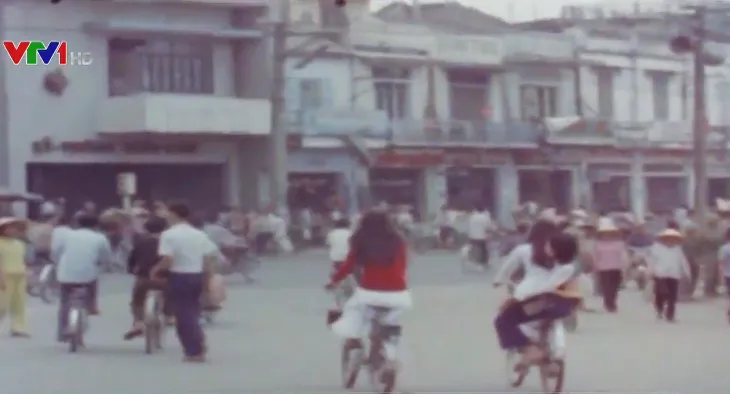 Những hình ảnh màu lần đầu công bố về cuộc Tổng tuyển cử 1976 - Ảnh 1. Những hình ảnh màu lần đầu công bố về cuộc Tổng tuyển cử 1976 - Ảnh 1.