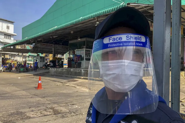 Số ca mắc mới tăng khủng hoảng, Thái Lan phạt nặng người không đeo khẩu trang - Ảnh 1. Số ca mắc mới tăng khủng hoảng, Thái Lan phạt nặng người không đeo khẩu trang - Ảnh 1.