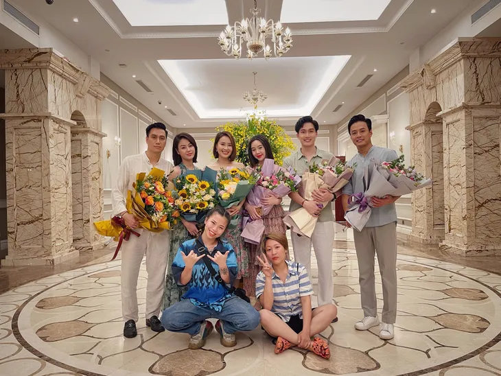 Tạm biệt Hướng dương ngược nắng, 3 cặp đôi hot tung ảnh ai về nhà nấy lộ kết phim - Ảnh 10. Tạm biệt Hướng dương ngược nắng, 3 cặp đôi hot tung ảnh ai về nhà nấy lộ kết phim - Ảnh 10.