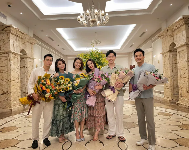 Tạm biệt Hướng dương ngược nắng, 3 cặp đôi hot tung ảnh ai về nhà nấy lộ kết phim - Ảnh 2. Tạm biệt Hướng dương ngược nắng, 3 cặp đôi hot tung ảnh ai về nhà nấy lộ kết phim - Ảnh 2.