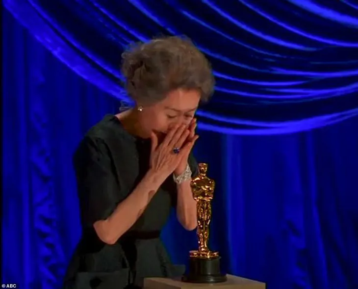 Nữ diễn viên 73 tuổi Hàn Quốc giành tượng vàng Oscar 2021 nhận câu hỏi Brad Pitt có mùi như thế nào? - Ảnh 1. Nữ diễn viên 73 tuổi Hàn Quốc giành tượng vàng Oscar 2021 nhận câu hỏi Brad Pitt có mùi như thế nào? - Ảnh 1.