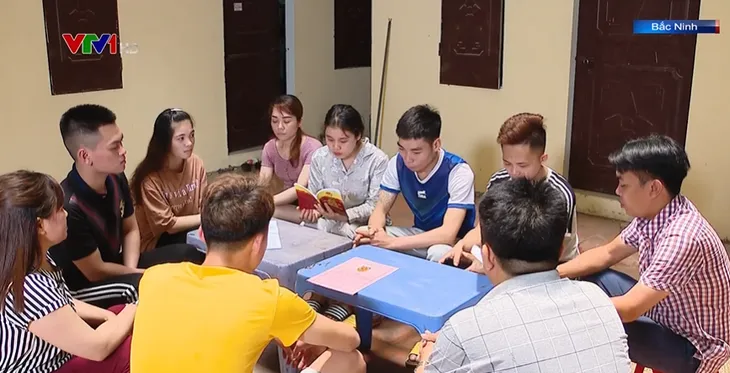 Đi từng ngõ, gõ từng nhà tuyên truyền về bầu cử - Ảnh 1. Đi từng ngõ, gõ từng nhà tuyên truyền về bầu cử - Ảnh 1.