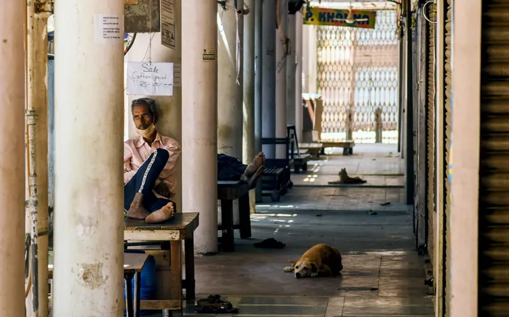 Kinh tế Ấn Độ hứng chịu sự tàn phá nặng nề từ “sóng thần COVID-19” - Ảnh 1.