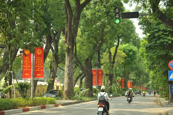 Thủ đô Hà Nội rực sắc đỏ chào mừng cuộc bầu cử Đại biểu Quốc hội và HĐND - Ảnh 4. Thủ đô Hà Nội rực sắc đỏ chào mừng cuộc bầu cử Đại biểu Quốc hội và HĐND - Ảnh 4.