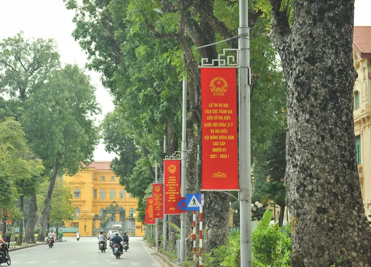 Thủ đô Hà Nội rực sắc đỏ chào mừng cuộc bầu cử Đại biểu Quốc hội và HĐND - Ảnh 5. Thủ đô Hà Nội rực sắc đỏ chào mừng cuộc bầu cử Đại biểu Quốc hội và HĐND - Ảnh 5.
