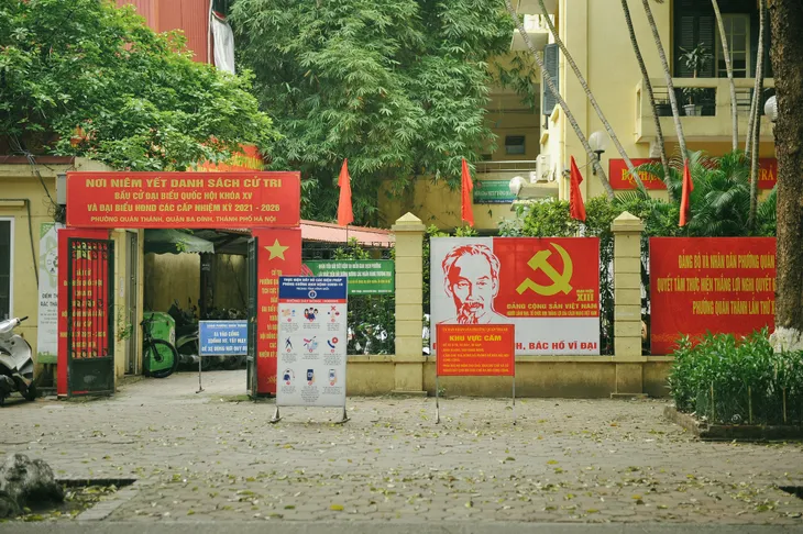Thủ đô Hà Nội rực sắc đỏ chào mừng cuộc bầu cử Đại biểu Quốc hội và HĐND - Ảnh 6. Thủ đô Hà Nội rực sắc đỏ chào mừng cuộc bầu cử Đại biểu Quốc hội và HĐND - Ảnh 6.