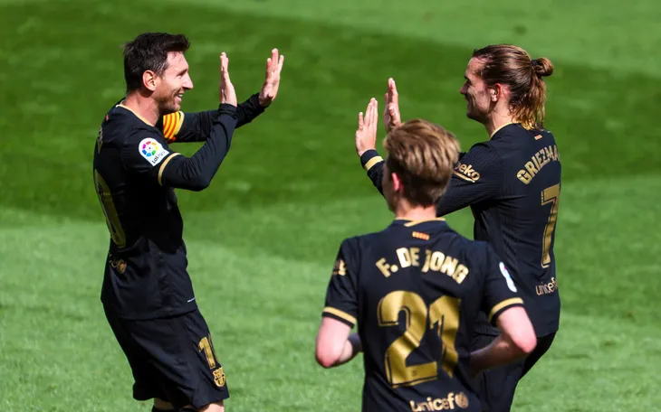 Griezmann toả sáng, Barca bắt kịp Real Madrid trong khi Atletico sảy chân - Ảnh 1. Griezmann toả sáng, Barca bắt kịp Real Madrid trong khi Atletico sảy chân - Ảnh 1.